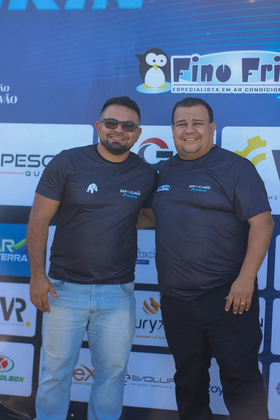 Organizadores na parede de patrocinadores